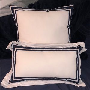 4 piece White and Navy Tahari pillow case Set!
